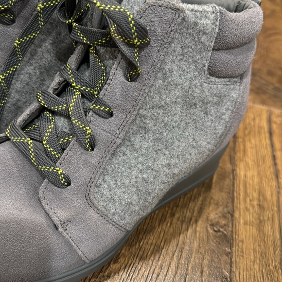 Like new Sorel boots! - Picture 7 of 7